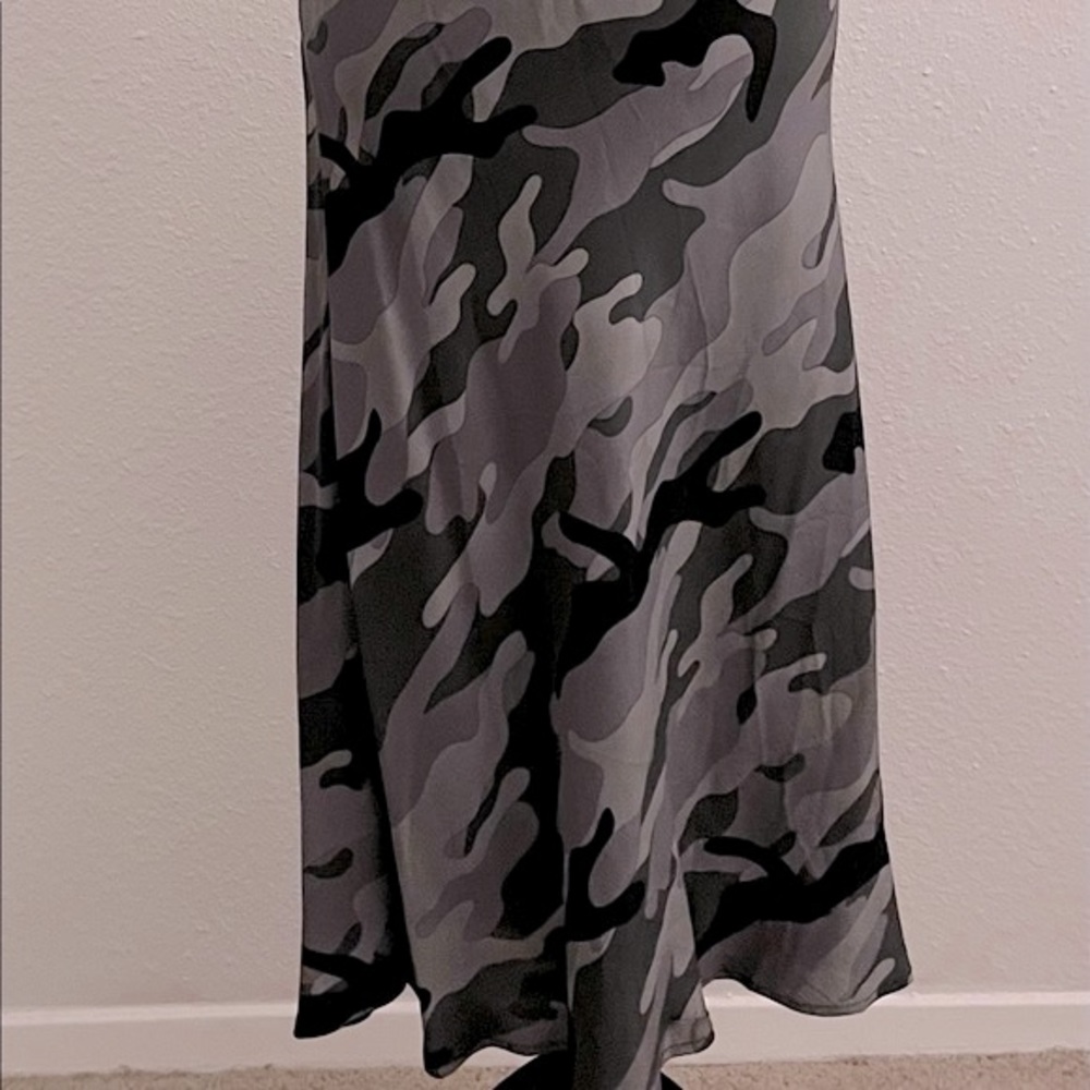 Comfortable bias cut grey camouflage skirt.